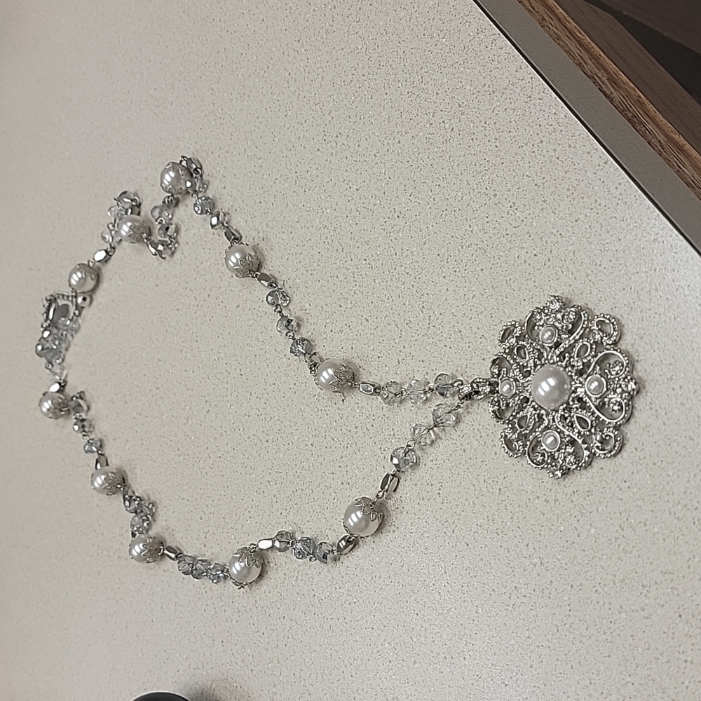White House Black Market silver tone &pearl pendant  Necklace
